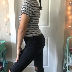 Black & white stripped semi crop⚡️